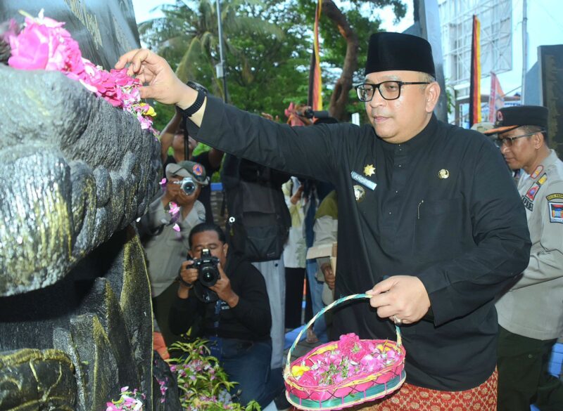 Pj Wali Kota Padang Andree Algamar menaburkan bunga di Monumen Gempa Padang. (Foto: Prokopim Padang)