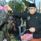Pj Wali Kota Padang Andree Algamar menaburkan bunga di Monumen Gempa Padang. (Foto: Prokopim Padang)