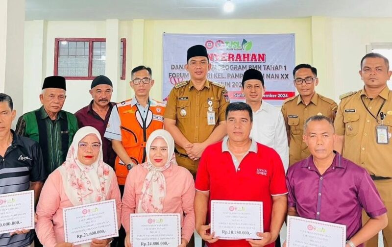 Penyerahan bantuan dari PT Semen Padang kepada Forum Nagari Kelurahan Pampangan Nan XX di Aula LPM Pampangan Nan XX. (Foto: Ist)