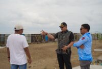 Pj Wali Kota Padang Andree Algamar meninjau Pembangunan Padang Skatepark yang berlokasi di di Kawasan Pantai Muaro Lasak, Pantai Padang. (Foto: Prokopim Padang)