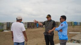 Pj Wali Kota Padang Andree Algamar meninjau Pembangunan Padang Skatepark yang berlokasi di di Kawasan Pantai Muaro Lasak, Pantai Padang. (Foto: Prokopim Padang)
