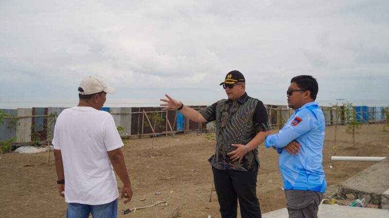 Pj Wali Kota Padang Andree Algamar meninjau Pembangunan Padang Skatepark yang berlokasi di di Kawasan Pantai Muaro Lasak, Pantai Padang. (Foto: Prokopim Padang)