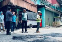 Camat Lubeg Nofiandi Amir meninjau perbaikan jalan di Kampung Tanjung RW 7 Kelurahan Lubuk Begalung Nan XX, Kamis (26/9/2024). (Foto: Ist)