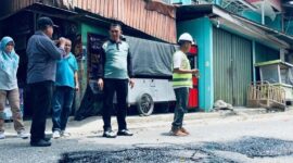 Camat Lubeg Nofiandi Amir meninjau perbaikan jalan di Kampung Tanjung RW 7 Kelurahan Lubuk Begalung Nan XX, Kamis (26/9/2024). (Foto: Ist)
