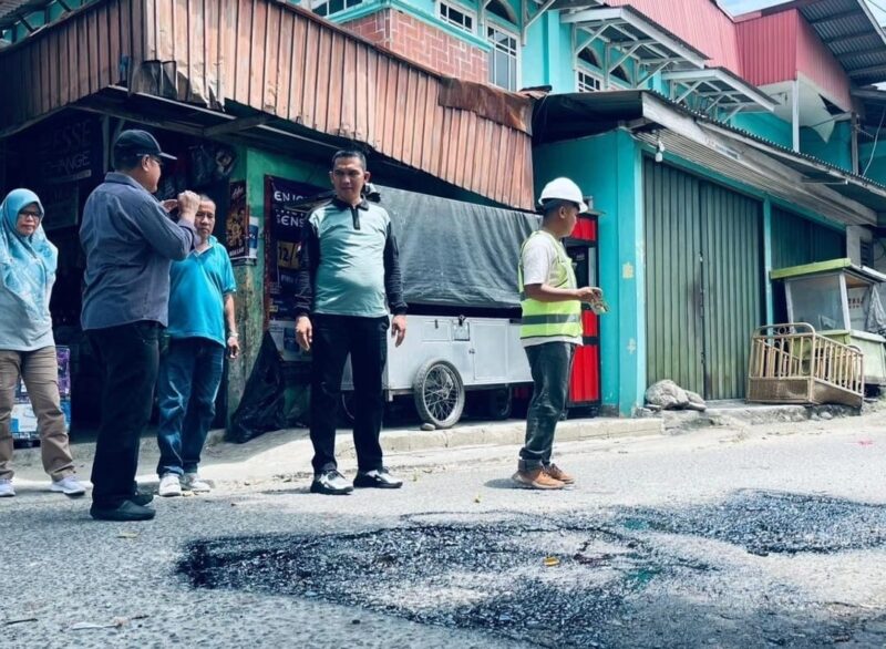 Camat Lubeg Nofiandi Amir meninjau perbaikan jalan di Kampung Tanjung RW 7 Kelurahan Lubuk Begalung Nan XX, Kamis (26/9/2024). (Foto: Ist)