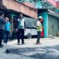 Camat Lubeg Nofiandi Amir meninjau perbaikan jalan di Kampung Tanjung RW 7 Kelurahan Lubuk Begalung Nan XX, Kamis (26/9/2024). (Foto: Ist)