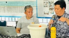 Lurah Lubuk Begalung Nan XX Yusdi (kanan) saat sosialisasi Penguatan Peran Aktif Masyarakat (PPAM) dalam sistem pengelolaan sampah. (Foto: Ist)