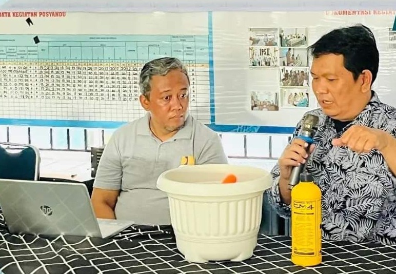 Lurah Lubuk Begalung Nan XX Yusdi (kanan) saat sosialisasi Penguatan Peran Aktif Masyarakat (PPAM) dalam sistem pengelolaan sampah. (Foto: Ist)