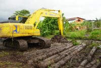Proses pengerukan dan pelebaran saluran air di perbatasan Kelurahan Dadok Tunggul Hitam dan Kelurahan Aie Pacah, Kota Padang. (Foto: Prokopim Padang)