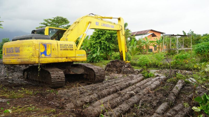 Proses pengerukan dan pelebaran saluran air di perbatasan Kelurahan Dadok Tunggul Hitam dan Kelurahan Aie Pacah, Kota Padang. (Foto: Prokopim Padang)