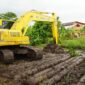 Proses pengerukan dan pelebaran saluran air di perbatasan Kelurahan Dadok Tunggul Hitam dan Kelurahan Aie Pacah, Kota Padang. (Foto: Prokopim Padang)