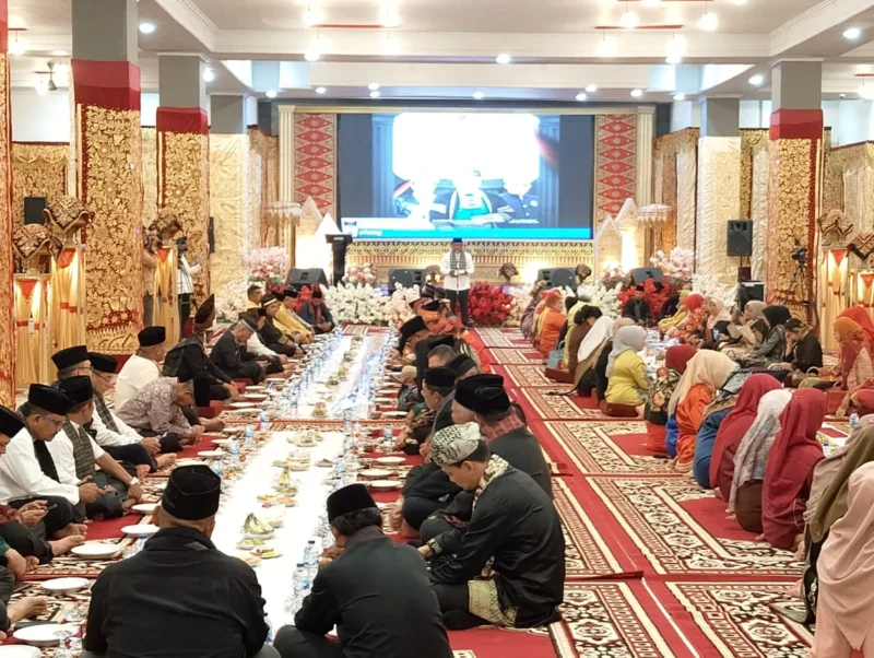 Pj Sekdako Padanmemberikan sambutan saat acara makan bajamba FABN di Gedung Youth Center Padang, Kamis (9/5/2024). 