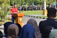Pj Wali Kota Pariaman, Roberia saat apel bersama pegawai Non ASN Pemko Pariaman di lapangan parkir Balai Kota Pariaman, Minggu (1/9/2024). (Foto: Diskominfo Pariaman)