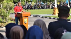 Pj Wali Kota Pariaman, Roberia saat apel bersama pegawai Non ASN Pemko Pariaman di lapangan parkir Balai Kota Pariaman, Minggu (1/9/2024). (Foto: Diskominfo Pariaman)