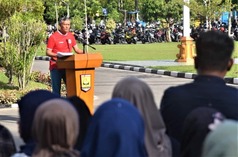 Pj Wali Kota Pariaman, Roberia saat apel bersama pegawai Non ASN Pemko Pariaman di lapangan parkir Balai Kota Pariaman, Minggu (1/9/2024). (Foto: Diskominfo Pariaman)