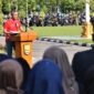 Pj Wali Kota Pariaman, Roberia saat apel bersama pegawai Non ASN Pemko Pariaman di lapangan parkir Balai Kota Pariaman, Minggu (1/9/2024). (Foto: Diskominfo Pariaman)