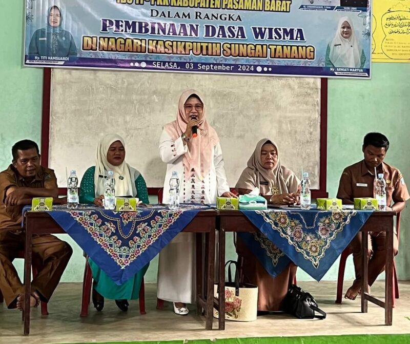 Ketua TP PKK Pasbar Ny. Titi Hansuardi menyampaikan sambutan. (Foto: Diskominfo Pasbar)