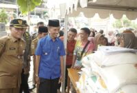 Wakil Bupati Solok Selatan, H. Yulian Efi meninjau pasar murah di Kecamatan Sangir Balai Janggo (SBJ), Selasa (3/9/2024). (Foto: Humas Pemkab Solsel)