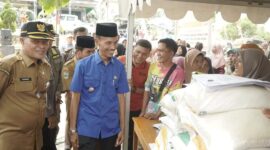 Wakil Bupati Solok Selatan, H. Yulian Efi meninjau pasar murah di Kecamatan Sangir Balai Janggo (SBJ), Selasa (3/9/2024). (Foto: Humas Pemkab Solsel)