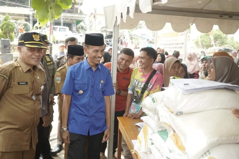 Wakil Bupati Solok Selatan, H. Yulian Efi meninjau pasar murah di Kecamatan Sangir Balai Janggo (SBJ), Selasa (3/9/2024). (Foto: Humas Pemkab Solsel)