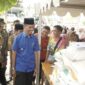Wakil Bupati Solok Selatan, H. Yulian Efi meninjau pasar murah di Kecamatan Sangir Balai Janggo (SBJ), Selasa (3/9/2024). (Foto: Humas Pemkab Solsel)