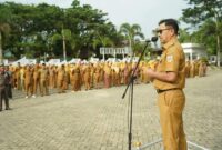 Bupati Solsel Khairunas memimpin apel pagi ASN. (Foto: Pemkab Solsel)