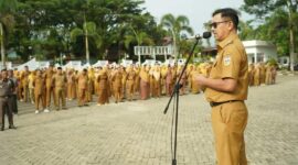 Bupati Solsel Khairunas memimpin apel pagi ASN. (Foto: Pemkab Solsel)