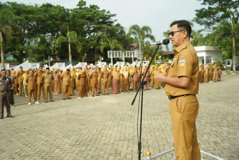 Bupati Solsel Khairunas memimpin apel pagi ASN. (Foto: Pemkab Solsel)