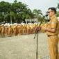 Bupati Solsel Khairunas memimpin apel pagi ASN. (Foto: Pemkab Solsel)