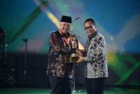 Wali Kota Solok Zul Elfian Umar menerima penghargan WTN 2024 dari Menteri Perhubungan RI, Budi Karya Sumadi. (Foto: Pemko Solok)