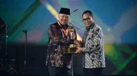 Wali Kota Solok Zul Elfian Umar menerima penghargan WTN 2024 dari Menteri Perhubungan RI, Budi Karya Sumadi. (Foto: Pemko Solok)