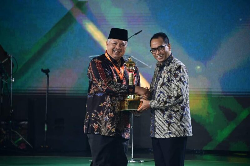 Wali Kota Solok Zul Elfian Umar menerima penghargan WTN 2024 dari Menteri Perhubungan RI, Budi Karya Sumadi. (Foto: Pemko Solok)