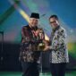 Wali Kota Solok Zul Elfian Umar menerima penghargan WTN 2024 dari Menteri Perhubungan RI, Budi Karya Sumadi. (Foto: Pemko Solok)