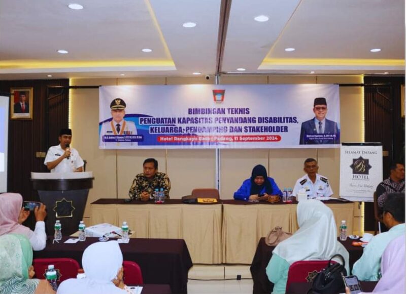 Kepala Dinsos Padang Heriza Syafani membuka Bimtek Pemberdayaan Penyandang Disabilitas, Rabu (11/9/2024). (Foto: Dinsos Padang)