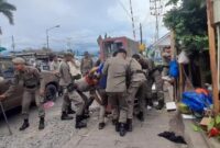 Personil Satpol PP Padang menertibkan PKL yang melanggar Perda. (Foto: Satpol PP Padang)