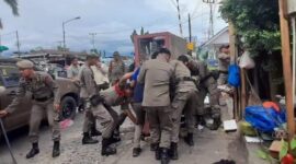 Personil Satpol PP Padang menertibkan PKL yang melanggar Perda. (Foto: Satpol PP Padang)