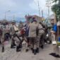 Personil Satpol PP Padang menertibkan PKL yang melanggar Perda. (Foto: Satpol PP Padang)