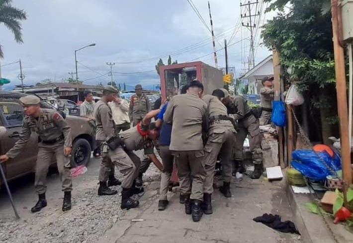 Personil Satpol PP Padang menertibkan PKL yang melanggar Perda. (Foto: Satpol PP Padang)