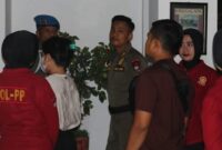 Personil Satpol PP Padang melaksanakan operasi pengawasan terhadap kos-kosan dan hotel di wilayah Kota Padang. (Foto: Satpol PP Padang)