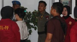 Personil Satpol PP Padang melaksanakan operasi pengawasan terhadap kos-kosan dan hotel di wilayah Kota Padang. (Foto: Satpol PP Padang)