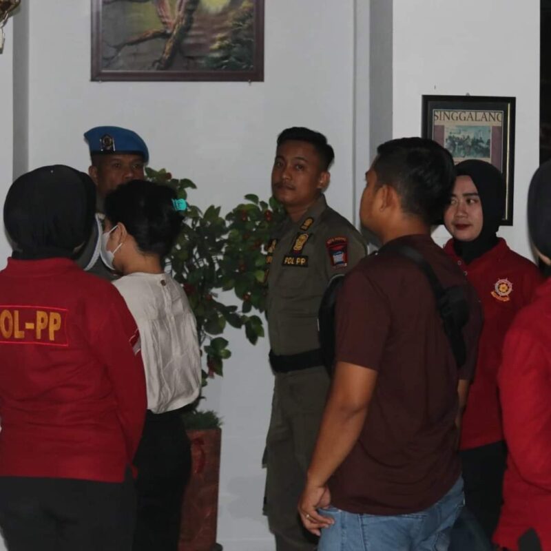 Personil Satpol PP Padang melaksanakan operasi pengawasan terhadap kos-kosan dan hotel di wilayah Kota Padang. (Foto: Satpol PP Padang)