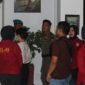 Personil Satpol PP Padang melaksanakan operasi pengawasan terhadap kos-kosan dan hotel di wilayah Kota Padang. (Foto: Satpol PP Padang)