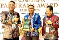 Pj Bupati Kepulauan Mentawai Fernando Jongguran Simanjuntak menerima penghargaan Paritrana Award 2024 di Jakarta. (Foto: Pemkab Kepulauan Mentawai)
