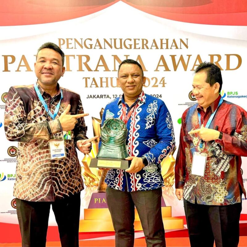 Pj Bupati Kepulauan Mentawai Fernando Jongguran Simanjuntak menerima penghargaan Paritrana Award 2024 di Jakarta. (Foto: Pemkab Kepulauan Mentawai)