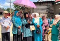 Ketua TP-PKK Kabupaten Pasbar, Ny. Titi Hamsuardi melakukan pembinaan Dasawisma di Nagari Koto Tangah, Kecamatan Koto Balingka. (Foto: Diskominfo Pasbar)