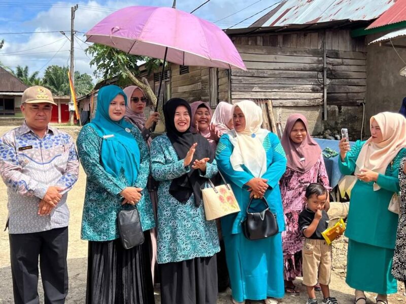 Ketua TP-PKK Kabupaten Pasbar, Ny. Titi Hamsuardi melakukan pembinaan Dasawisma di Nagari Koto Tangah, Kecamatan Koto Balingka. (Foto: Diskominfo Pasbar)