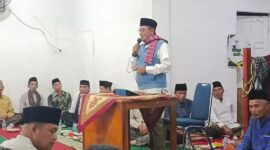 Bupati Tanah Datar Eka Putra saat wirid Yasin Nagari Padang Magek di Masjid Nurul Islam Jorong Bulakan. (Foto: Prokopim Tanah Datar)