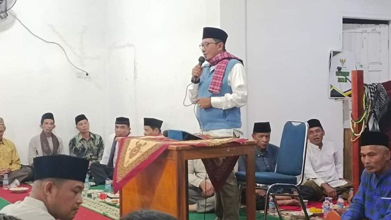 Bupati Tanah Datar Eka Putra saat wirid Yasin Nagari Padang Magek di Masjid Nurul Islam Jorong Bulakan. (Foto: Prokopim Tanah Datar)