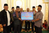 Bupati Eka Putra menyerahkan bantuan dana untuk Masjid Raudhatul Muttaqim. (Foto: Prokopim Tanah Datar)