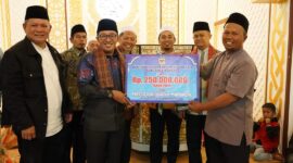 Bupati Eka Putra menyerahkan bantuan dana untuk Masjid Raudhatul Muttaqim. (Foto: Prokopim Tanah Datar)